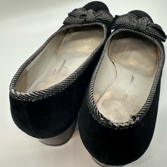 Salvatore Ferragamo suede black flats. - Picture 3 of 4
